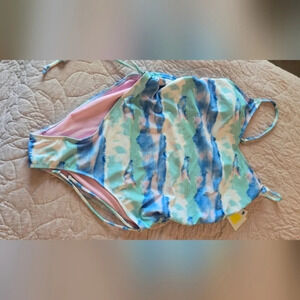 One-piece swimsuit with padding and a printed design for women! 👙☀️